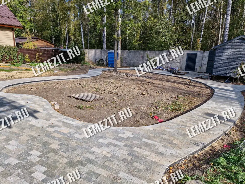 мощение дорожек на участке серо-зелёной пиленой брусчаткой из лемезита